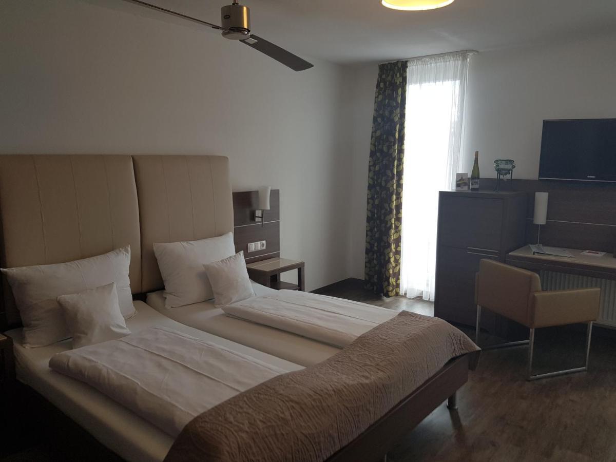 Hotel-Restaurant Pfaelzer Hof Эденкобен Экстерьер фото
