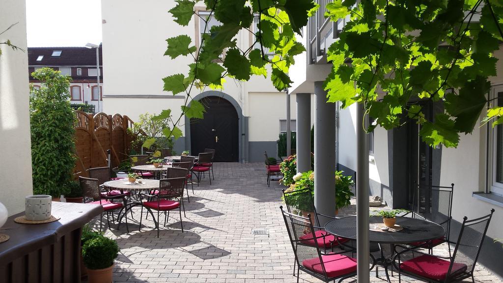 Hotel-Restaurant Pfaelzer Hof Эденкобен Экстерьер фото