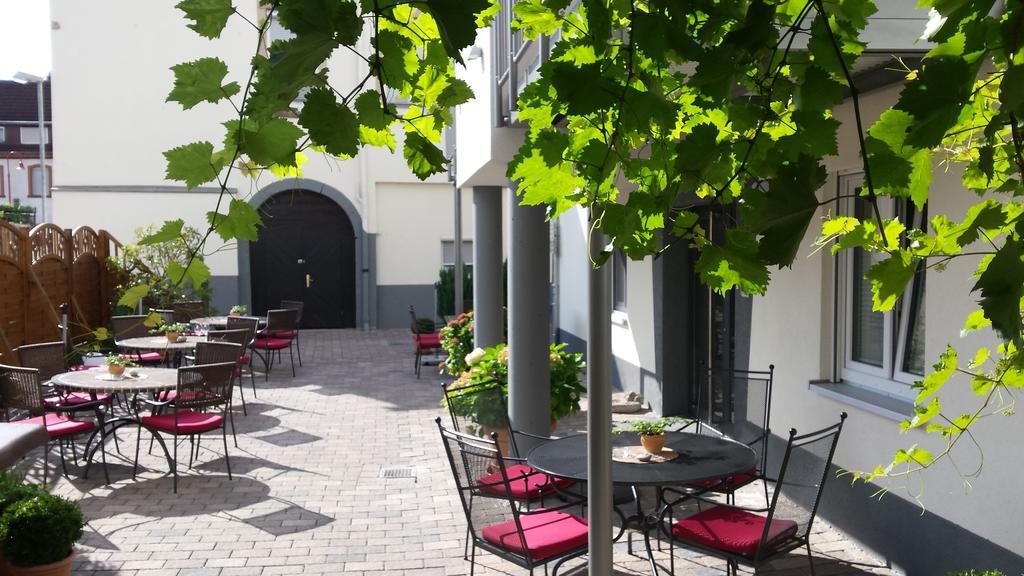 Hotel-Restaurant Pfaelzer Hof Эденкобен Экстерьер фото